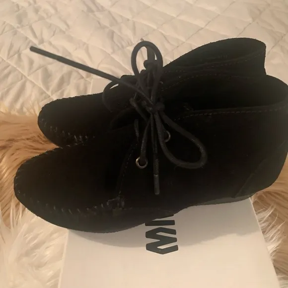 MINNIETONKA BLACK SUEDE BOOTS.