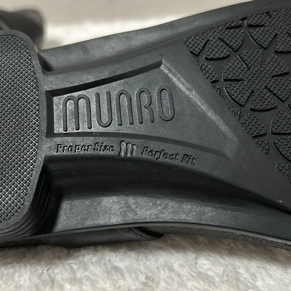 Munro Women’s Size 8W Marissa Large Buckle Flat Slide Sandal in Black Lamb