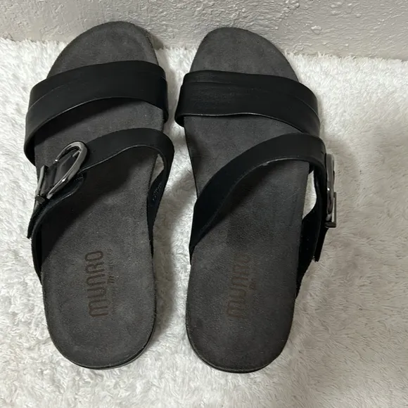 Munro Women’s Size 8W Marissa Large Buckle Flat Slide Sandal in Black Lamb