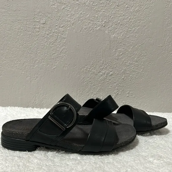 Munro Women’s Size 8W Marissa Large Buckle Flat Slide Sandal in Black Lamb
