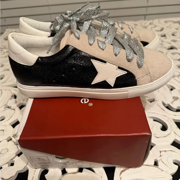 Nature Breeze Black and White Retro Star Sneakers size 9 NWB