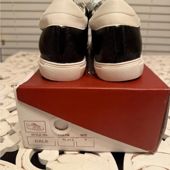 Nature Breeze Black and White Retro Star Sneakers size 9 NWB