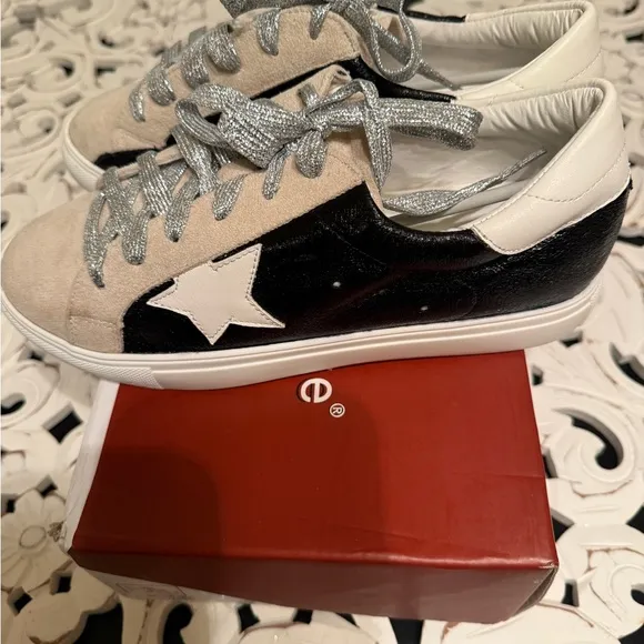 Nature Breeze Black and White Retro Star Sneakers size 9 NWB