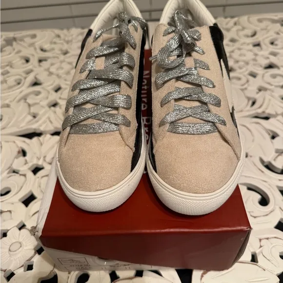 Nature Breeze Black and White Retro Star Sneakers size 9 NWB