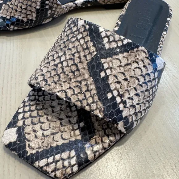 NEVER WORN - Aeyde Anna Snake Effect Skin Flat Slides / Sandals, size 35.5