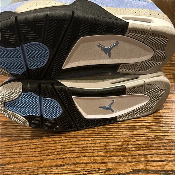 Never worn retro Air Jordan sneakers! Size 6.5.