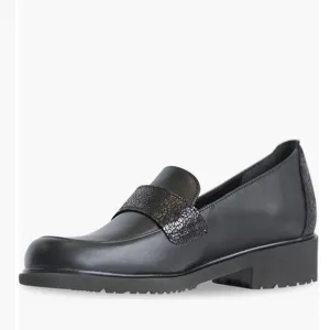 NEW $210 Munro Deena Black leather crackled loafers women size 5.5