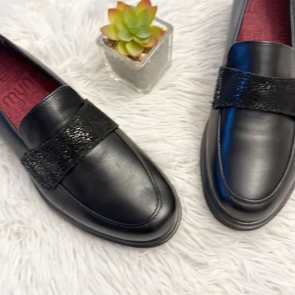 NEW $210 Munro Deena Black leather crackled loafers women size 5.5