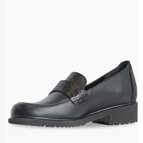 NEW $210 Munro Deena Black leather crackled loafers women size 5.5