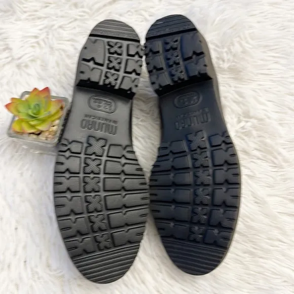 NEW $210 Munro Deena Black leather crackled loafers women size 5.5