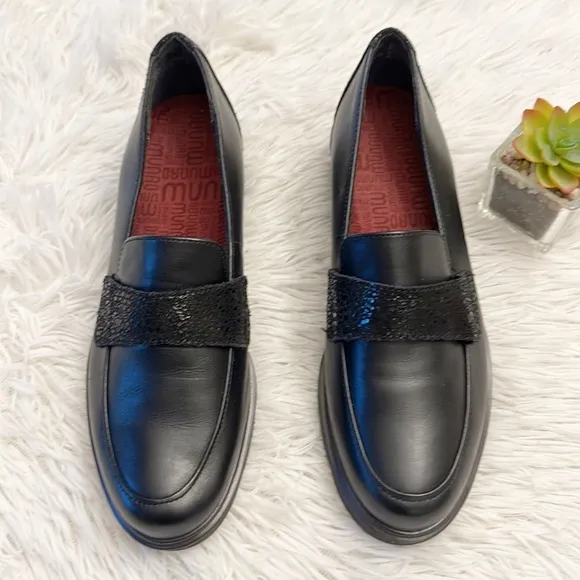 NEW $210 Munro Deena Black leather crackled loafers women size 5.5