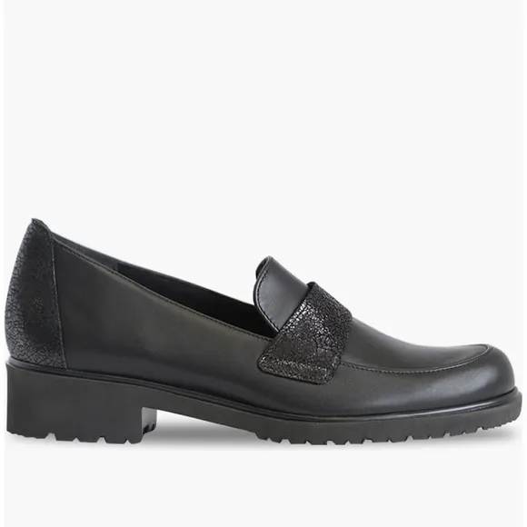 NEW $210 Munro Deena Black leather crackled loafers women size 5.5