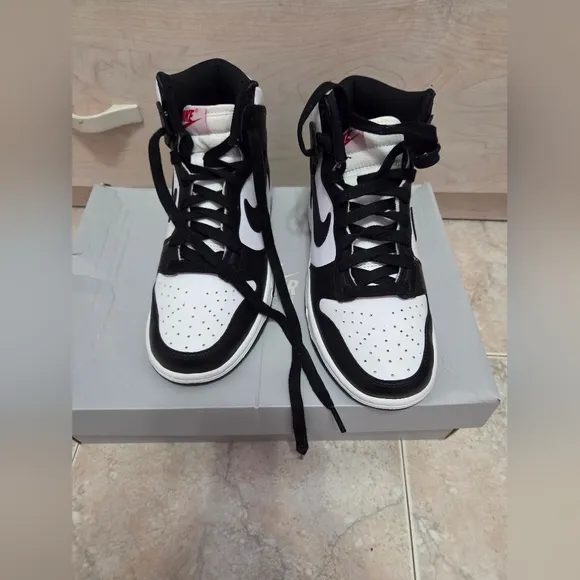 NEW 5.5 Womens NIKE DUNK High Retro Sneakers
