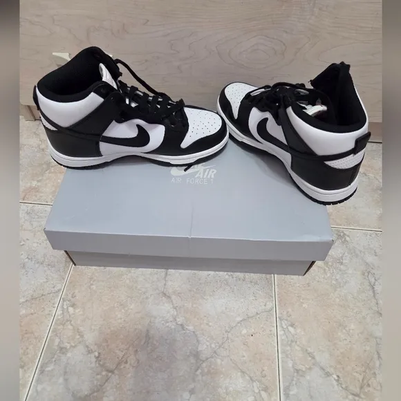 NEW 5.5 Womens NIKE DUNK High Retro Sneakers
