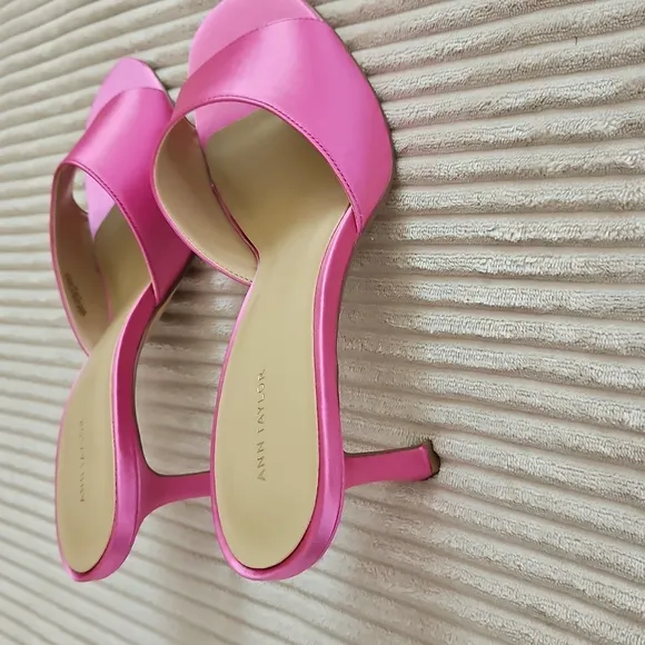 NEW ANN TAYLOR Studio Collection Pink Satin High Heel Mule Sandals SIZE 9.5