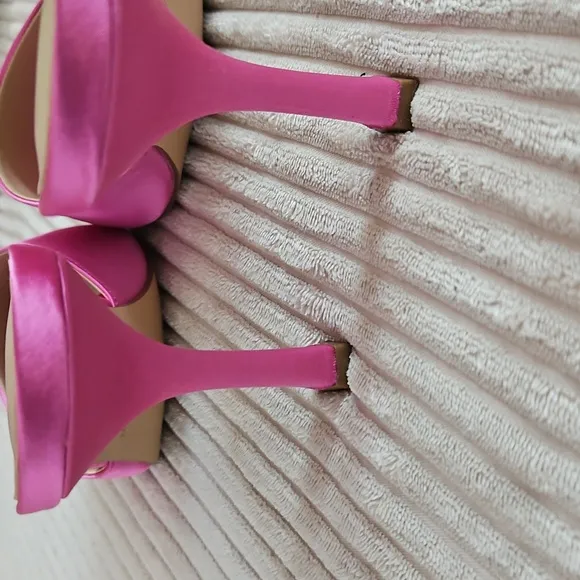 NEW ANN TAYLOR Studio Collection Pink Satin High Heel Mule Sandals SIZE 9.5
