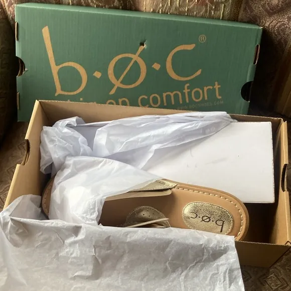NEW BOC Alaria Comfort Sandals With Floral Applique Gold Metallic 267mn