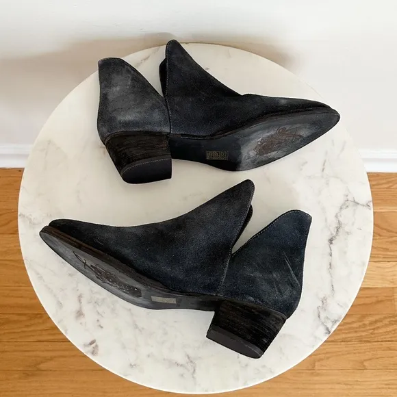 NEW Free People Charm Double-V Ankle Bootie in Navy Suede Size 9 US 39 EU
