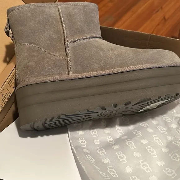 NEW IN BOX! UGG CLASSIC MINI ULTRA PLATFORM BOOTS SMOKE PLUME Size 9 Gray NWT!
