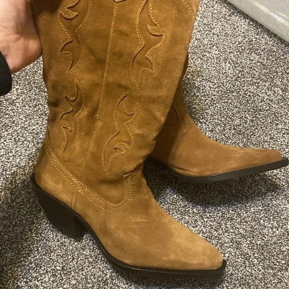 NEW Stradivarius leather cowboy boots 9853/470