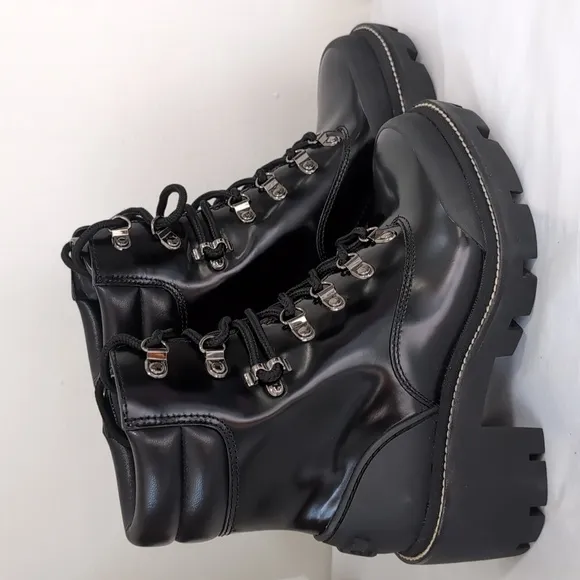 New Tory Burch Leather Lug Solo Hiker Boots... Size 5.5