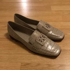 New “Tory Burch” patent leather loafers size 8 without box