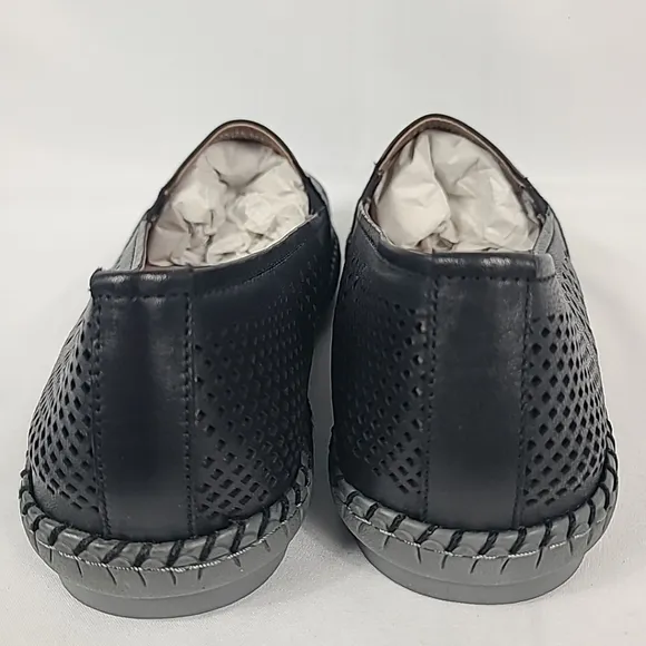 NEW Trotters Women's Royal Perforated Leather Loafers Black Size 9.5 NIB