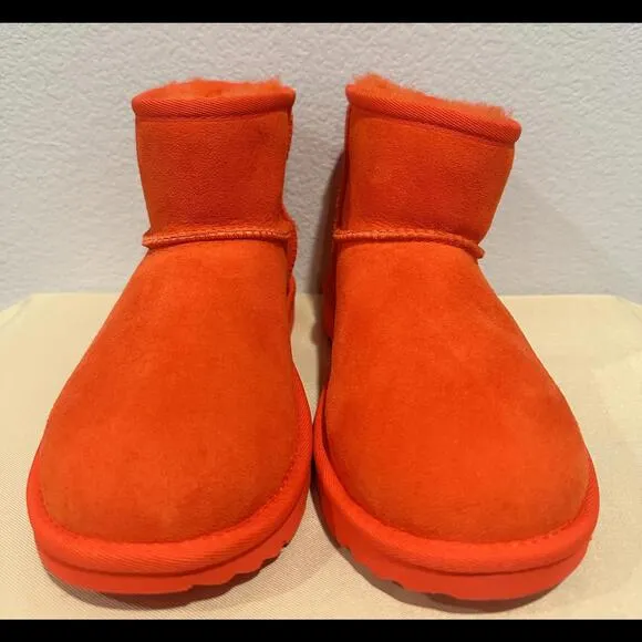 New UGG Australia Classic Mini Sheepskin Ankle Boots Women's Size 5 or Youth 3.5
