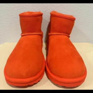 New UGG Australia Classic Mini Sheepskin Ankle Boots Women's Size 5 or Youth 3.5