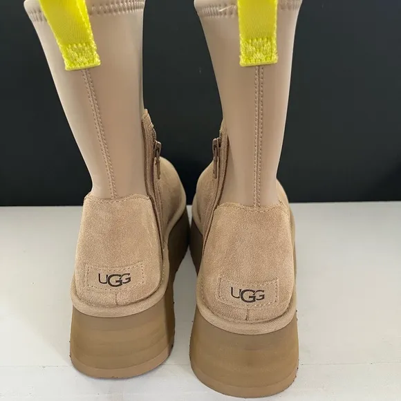 New Ugg Women’s Classic Dipper Boots Size: 11