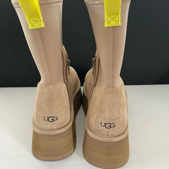 New Ugg Women’s Classic Dipper Boots Size: 11