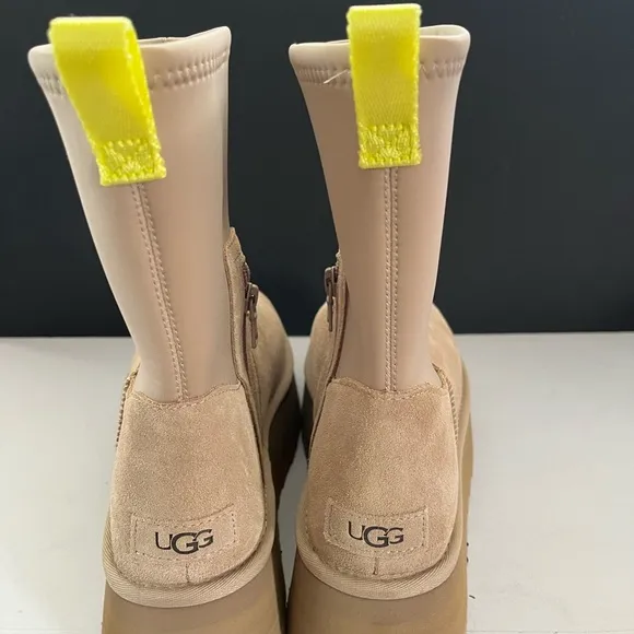 New Ugg Women’s Classic Dipper Boots Size: 11