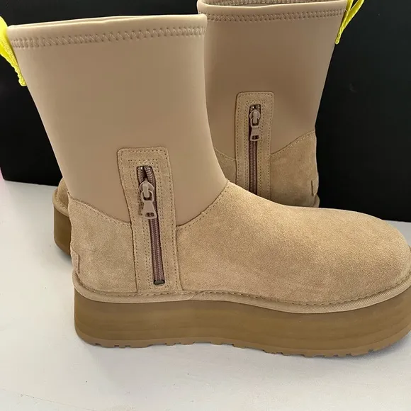 New Ugg Women’s Classic Dipper Boots Size: 11