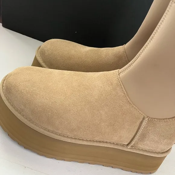 New Ugg Women’s Classic Dipper Boots Size: 11