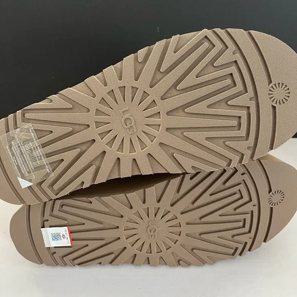 New Ugg Women’s Classic Dipper Boots Size: 11