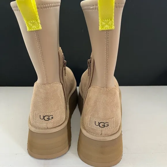 New Ugg Women’s Classic Dipper Boots Size: 11