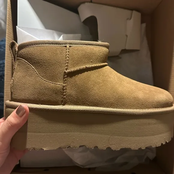 NEW UGG Women’s Classic Ultra Mini Platform Boots in Chestnut Brown size 7