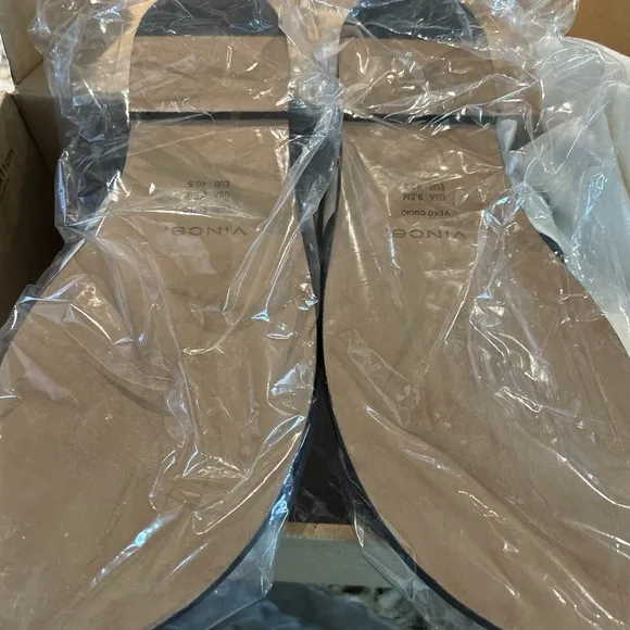 NEW! Vince Ellis Women's Milk White Leather Thong Flat Sandals Size 9.5 $295
