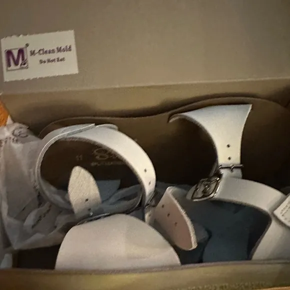 New wt box white children  salt water surfer sandals. Size 11