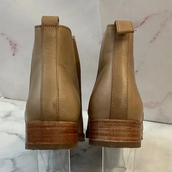 NIB Nisolo Almond Ankle Boots with Elastic Panels and Low Heel