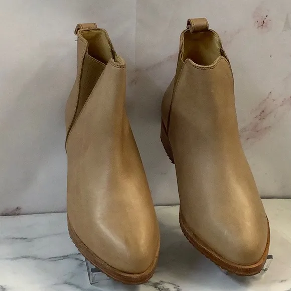 NIB Nisolo Almond Ankle Boots with Elastic Panels and Low Heel