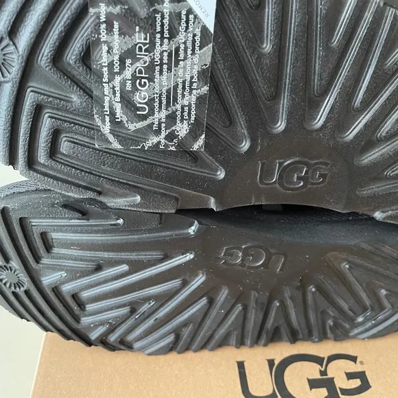 NIB UGG K CLASSIC METALLIC DOTS NIB Big Kid 4 FINAL PRICE