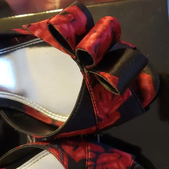 NIB WHBM Black and Red Floral Contessa High Heel Sandals Size 6.5