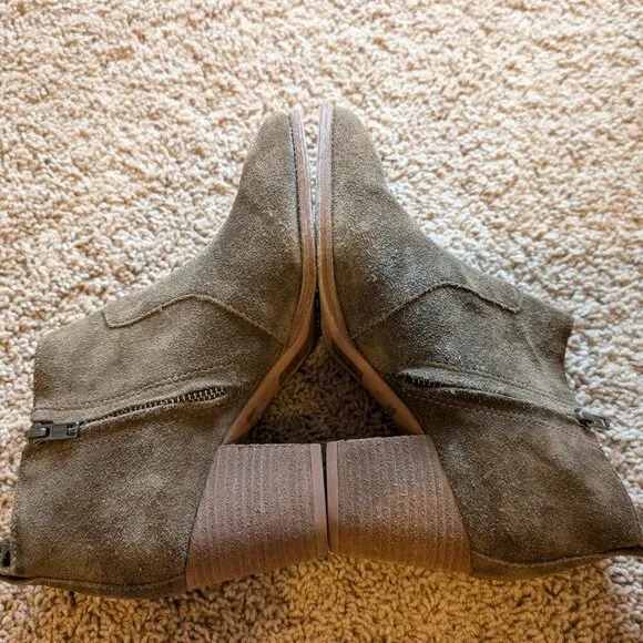 Nice pair of Madewell Suede boots in a size 7