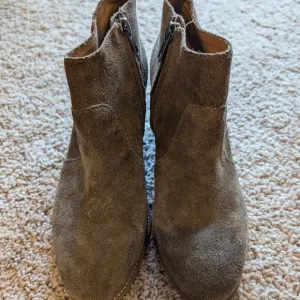 Nice pair of Madewell Suede boots in a size 7