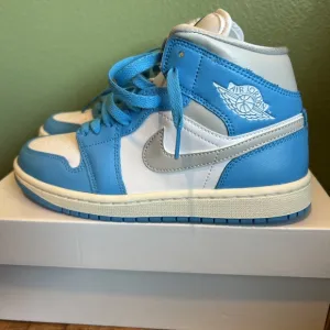 Nike Air Jordan 1 Mid Dark Powder Blue White Grey BQ6472-400 Women's Size 7 New