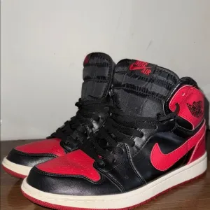 NIKE AIR JORDAN 1 RETRO HIGH 8.5