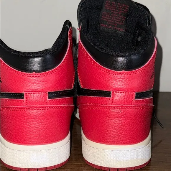 NIKE AIR JORDAN 1 RETRO HIGH 8.5
