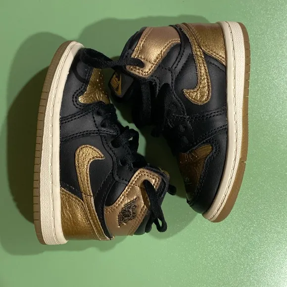 Nike Air Jordan 1 Retro High OG Black and Metallic gold Gold Sneakers
