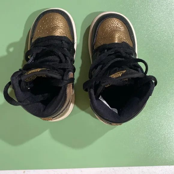 Nike Air Jordan 1 Retro High OG Black and Metallic gold Gold Sneakers